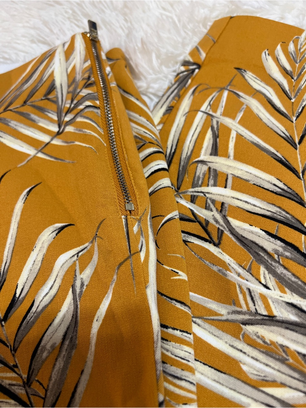 White House Black Market Island Palm Aura Crop Pants -Size 4 - Picture 6 of 13